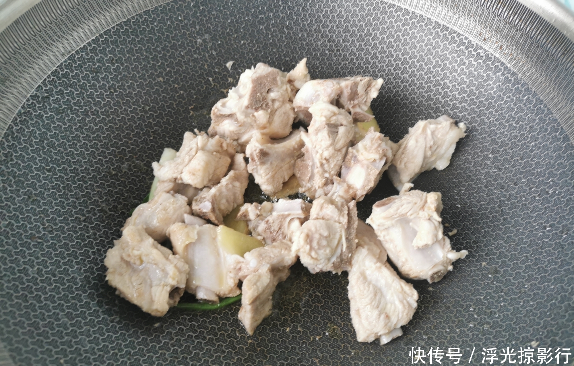 懒人|简单易做的懒人焖饭，饭、菜、肉一锅出，省事好吃，比叫外卖都快