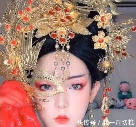  美妆博主|小姐姐挑战画“头像”，开局本以为糟糕透了，效果一眼万年