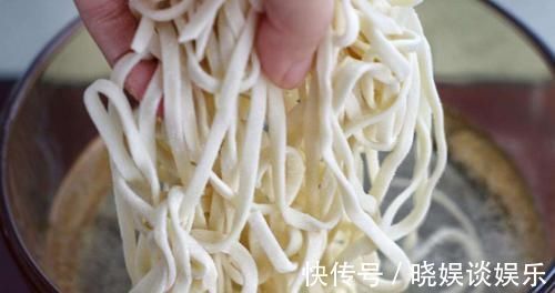 煮面条时不要开水下锅，大厨教你2招，面条光滑不粘锅不坨