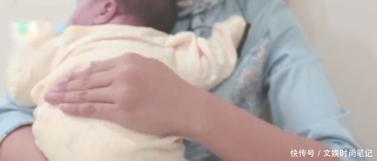 母乳|宝宝吃完母乳,为宝宝拍嗝时需注意3点,宝宝会很快就出嗝