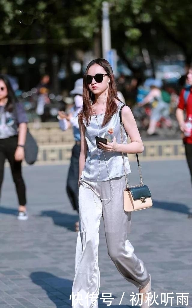 美女脚上搭配一双气质的高跟凉鞋,走路的姿态也显得更加的迷人