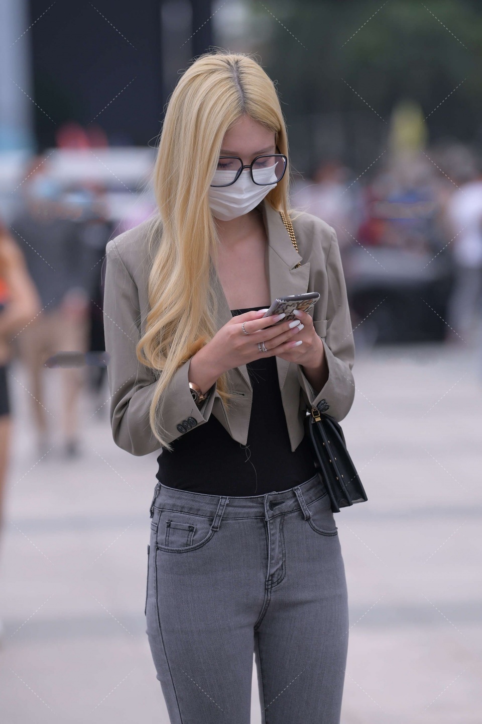 淡黄色|淡黄色长发的小姐姐,脚上一双黑色的皮鞋很时尚