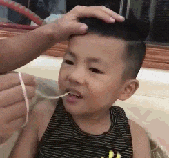 |搞笑GIF:小姐姐这样对妹妹真的好吗!