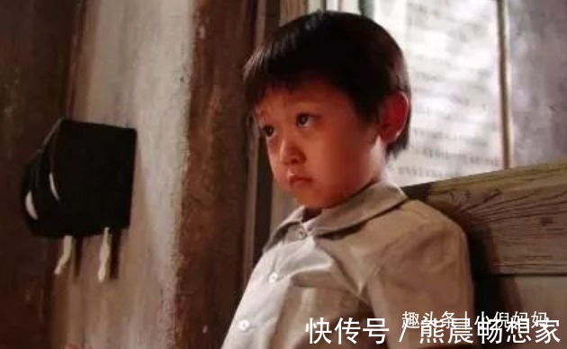 父母|未满1岁宝宝惨遭遗弃,在地上边爬边哭,父母成为罪魁祸首