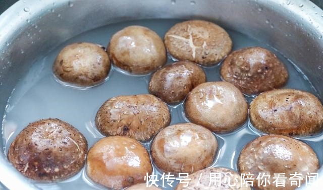 小虫子|香菇直接用清水洗是大错，学会这个小妙招，脏东西小虫子乖乖溜走