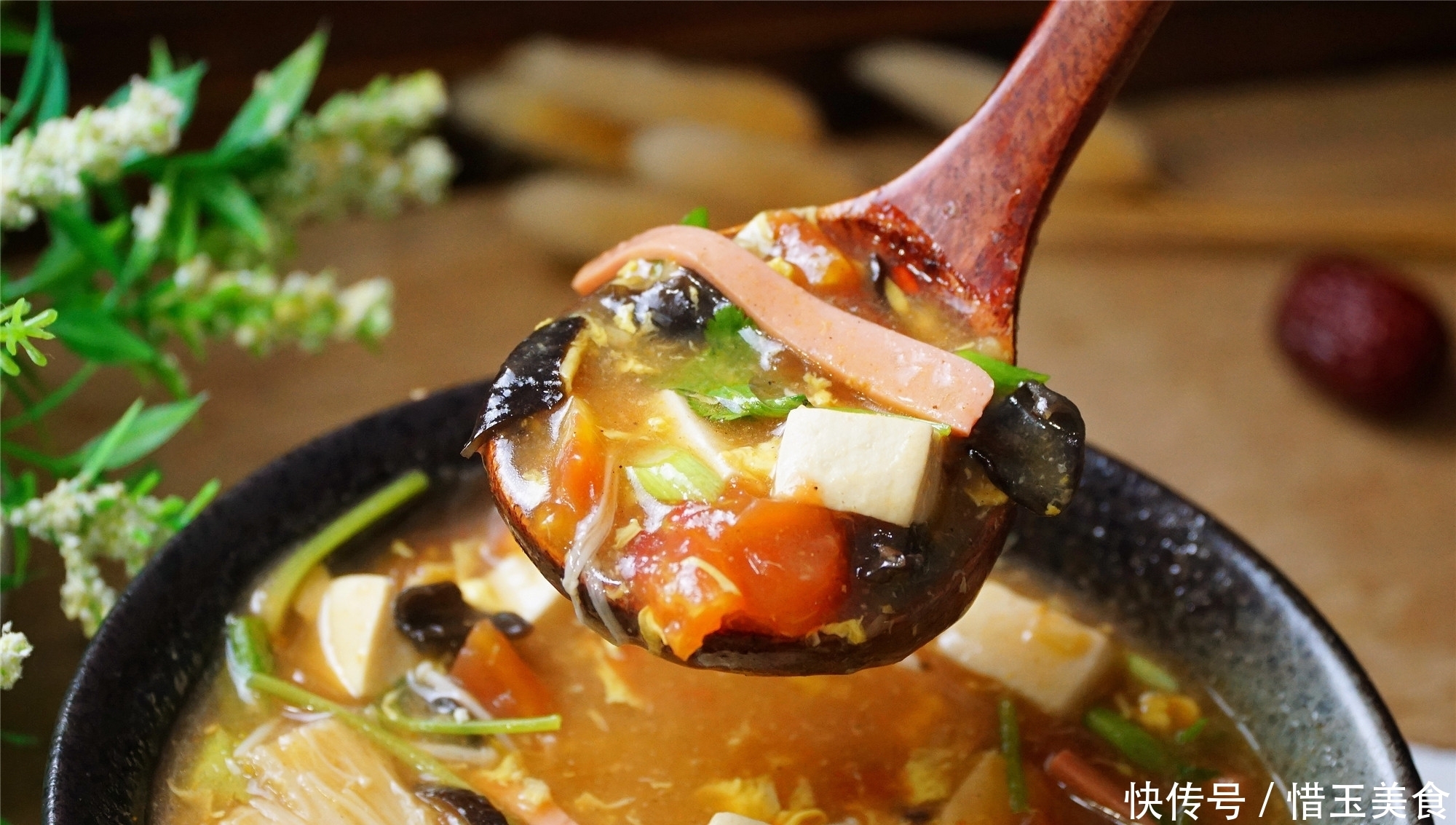 酸辣|豆腐做的酸辣汤,冬天多煮给家人喝,酸辣鲜香,1碗喝完直冒汗