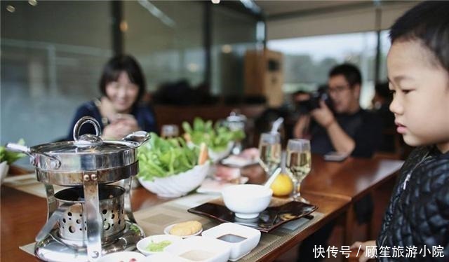 家长|“最可怜宝宝”火了,父母吃烧烤嫌孩子碍事,把娃装进包放凳上