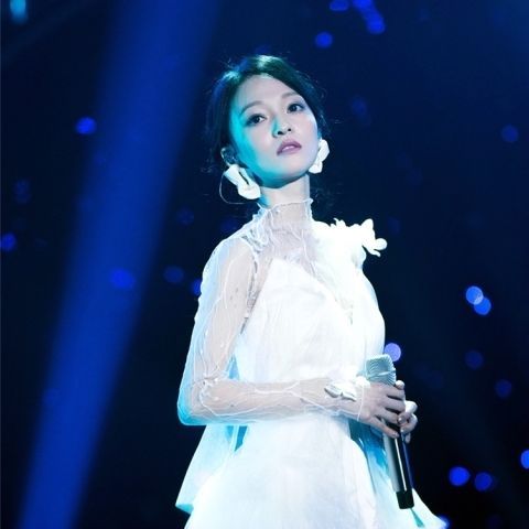 侯佩岑|與張韶涵同臺(tái)，潘瑋柏卻牽起了馮提莫的手，直言我媽媽欣賞不來(lái)她