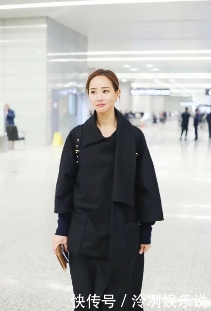 中年的女人,穿大衣少配打底裤,学学明星的“气质”穿法,很减龄