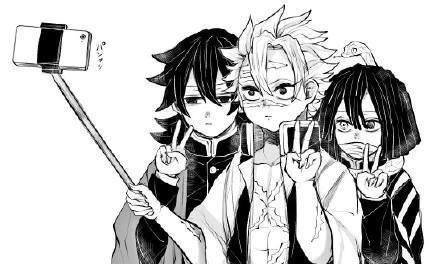 我妻善逸|当鬼灭之刃角色拍起证件照,伊之助搞笑担当,最后一张画风不太对