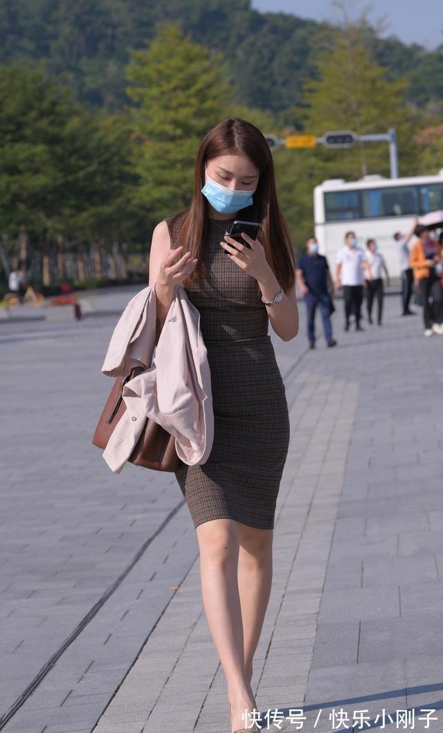 小姐姐 舒心自然的连衣裙尽显潮流风范儿,时尚女生都喜欢,简约大方