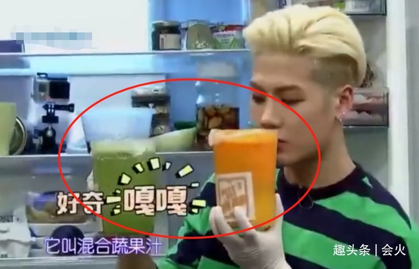 撒貝寧用刀剝蒜!刀面壓蒜手握拳重錘,驚得身旁眾人直呼小心手