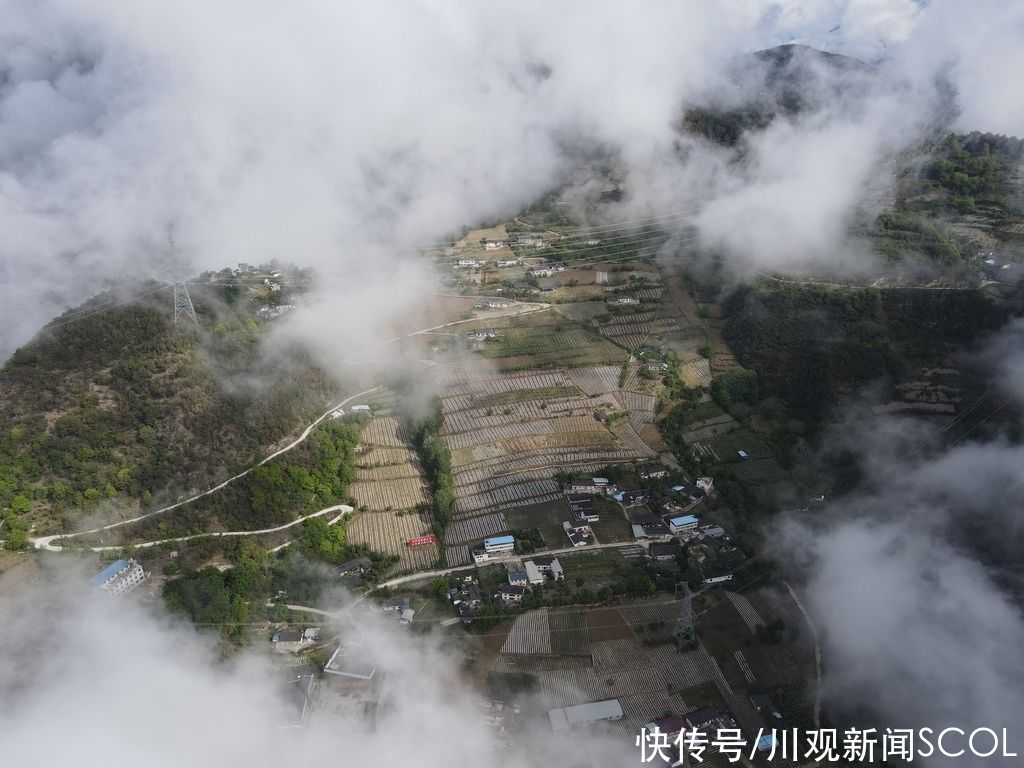 海子环环村|航拍丨白云深处美如画 飞越大渡河边海子环环村