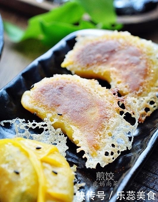 煎饺上的冰花,到底是面粉还是淀粉做的?加多少水才焦脆不糊?