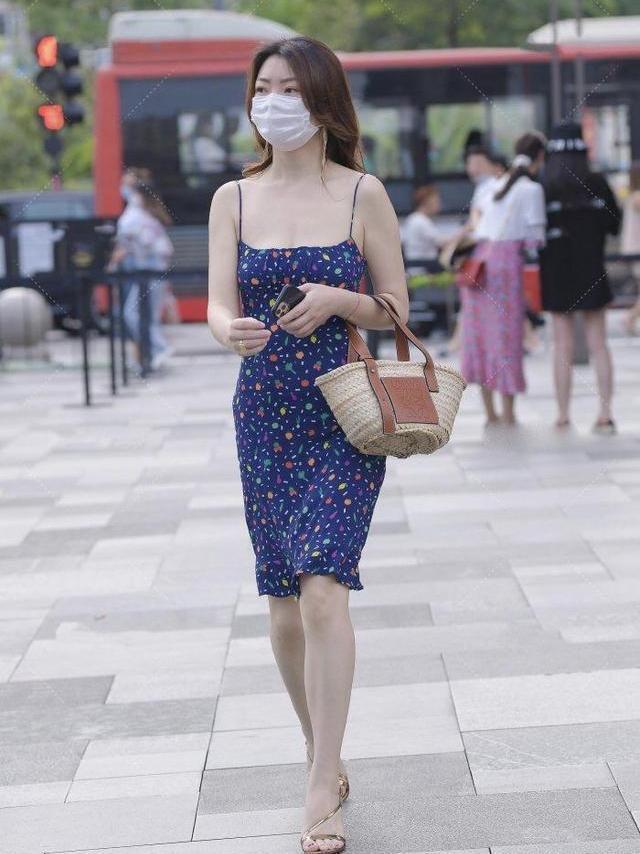 展现|美女街拍:斑点连衣裙+高跟鞋,清爽大方,让小姐姐展现俏皮可爱的气质