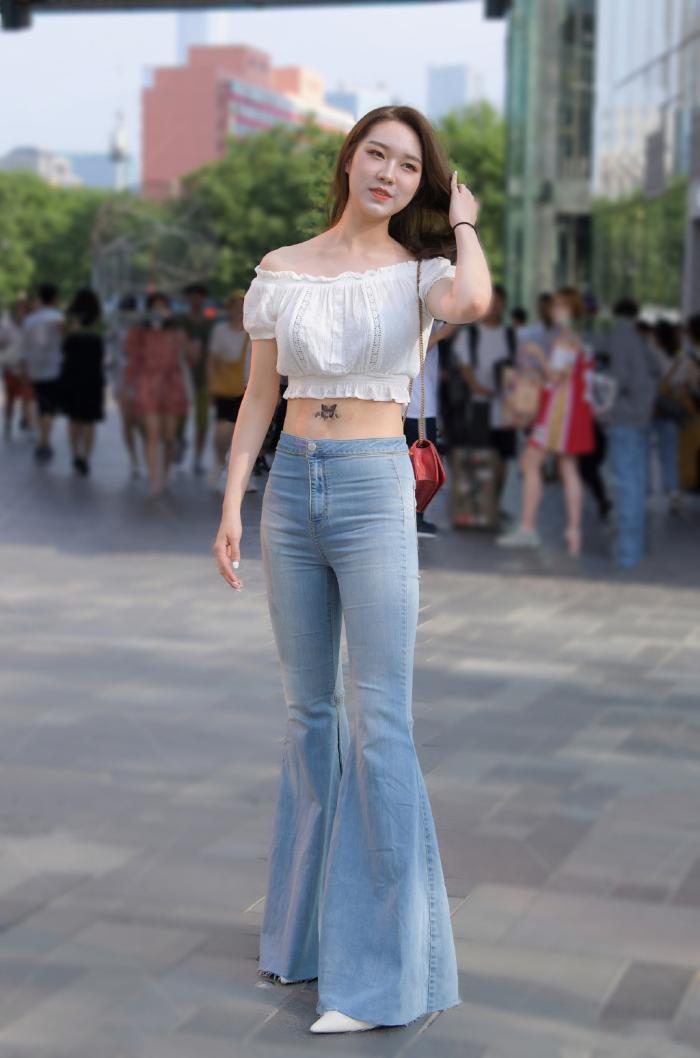 街拍牛仔喇叭裤这样穿搭,时尚雅致又洒脱,让你的气质更显大方自信
