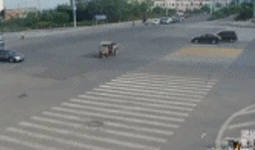 |搞笑动图:把妹子的小脸放手掌上捏一捏!