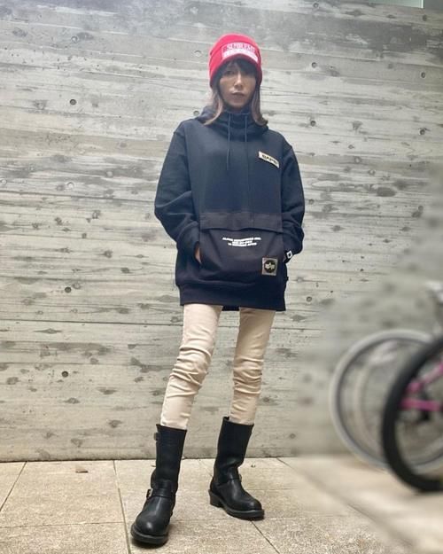 50岁工藤静香针织帽搭卫衣，手插兜单膝跪地帅气；木村光希剪刘海像姐姐