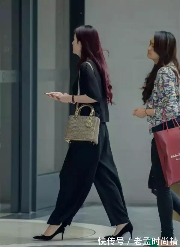 一身黑色|街拍: 逛商场的性感长发美少妇, 一身黑色阔腿裤, 贵妇气质倍增!