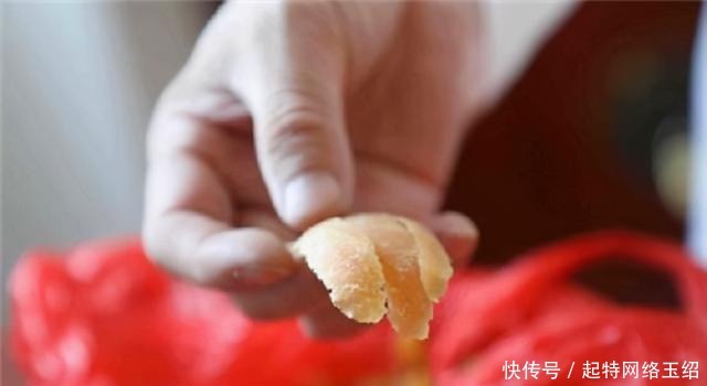 鲁可水:专业修脚30年,顺便收集脚皮作画,一幅卖出20万