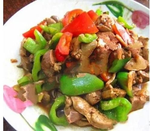 将清理好的猪头肉切成大小均匀的块，营养美味，大肠蘸酱吃，学会做给家人尝尝吧