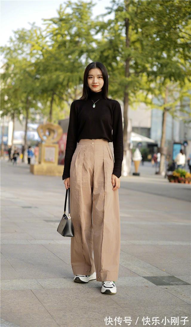 穿搭 毛衣下面不一定搭裙子,今年流行毛衣搭配奶奶裤,温暖又显气质