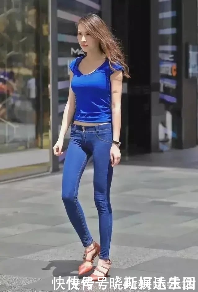 见过大场面的女人,牛仔裤从不搭小白鞋,跟着穿时髦又减龄!