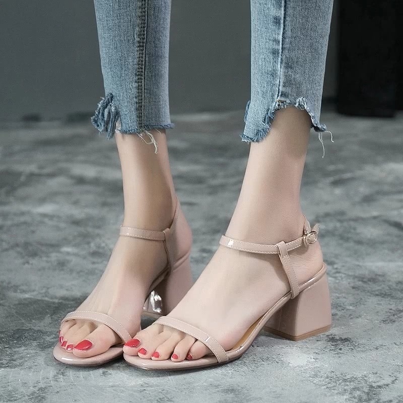 有一款“一线天”的高跟鞋要火了,穿上仙气十足,显高10cm!