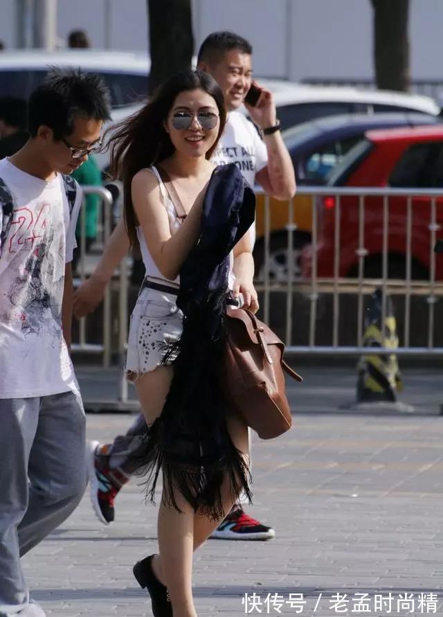 戴着墨镜 街拍:戴着墨镜逛街的长发性感美女一笑时蛮可爱的