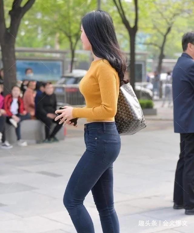 尽显|美女穿牛仔裤时尚耐看又省心,身材完美有魅力,尽显曼妙曲线!
