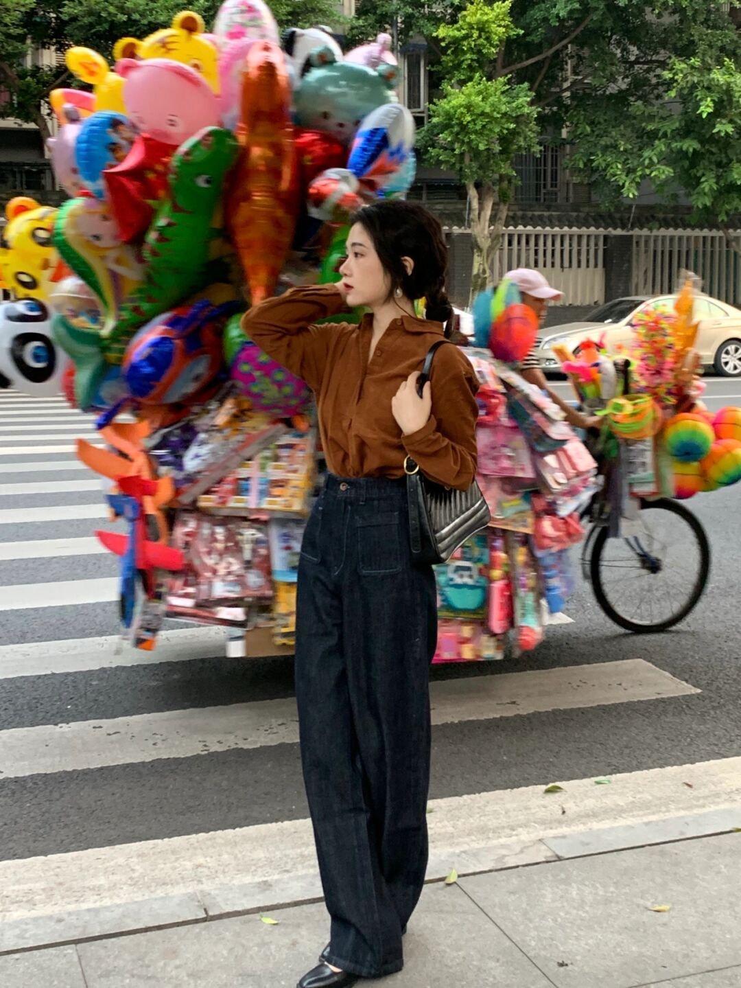 黑色|普通人也适合穿的风格,棕色衬衫+黑色牛仔裤,保暖又时尚!