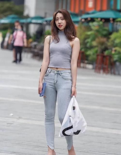 时尚挂脖T恤,搭配修身牛仔裤,绽放出女生特有的魅力