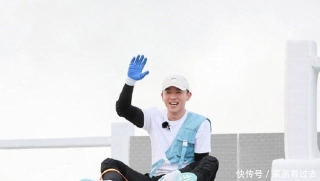 baby不小心摔倒了,蔡徐坤第一个帮忙,郑凯行动才是“守护骑士”