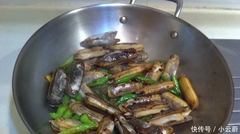 蛏子|老太太用这种方法，来做豉椒炒蛏子小海鲜的惹味吃法