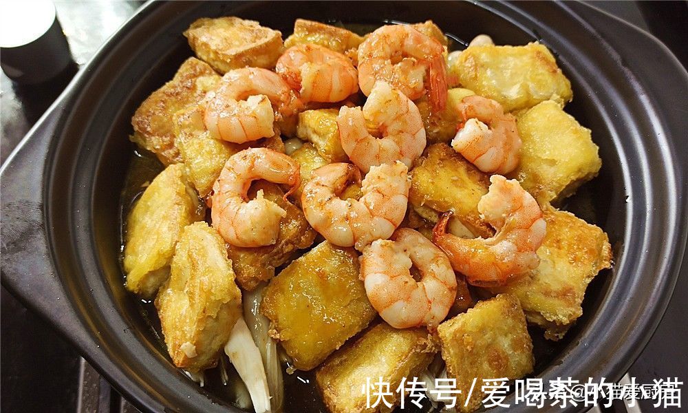 一道用嫩豆腐制作的“虾仁豆腐煲”，特别开胃，比吃火锅还过瘾