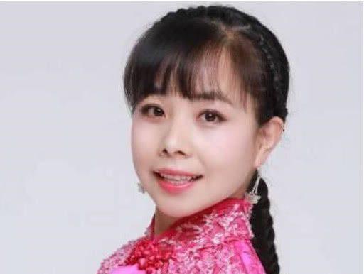 天差地别的王小丫和草帽姐一个低调无冕之王,一个浮夸遭人唾弃