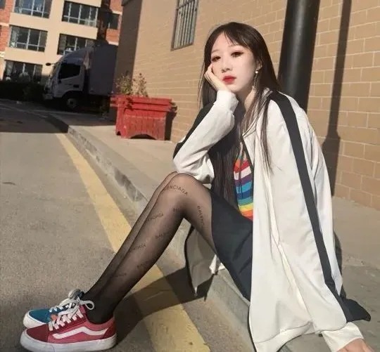 好看|时尚女生搭配:黑色秋冬百褶裙怎么搭?穿丝袜好看吗