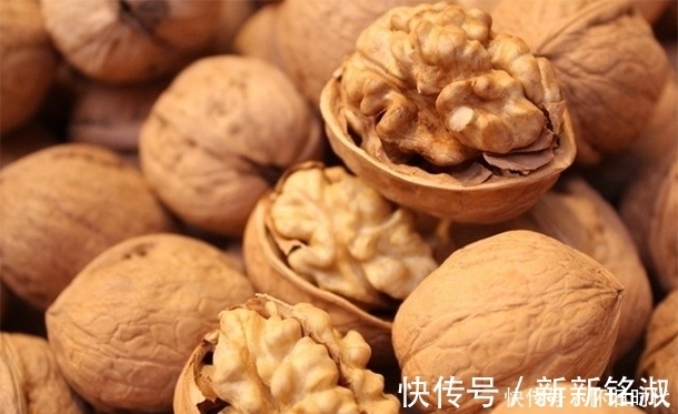 外皮|核桃放久了变黑，还能吃吗？营养师：很多人吃错了，答案都在这里