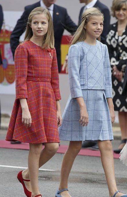 印花连衣裙|西班牙公主莱昂诺尔真会穿,无袖印花连衣裙清新减龄,娇俏甜美