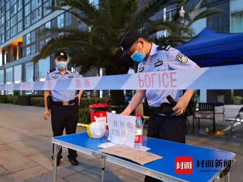 警方|成都龙泉警方支援涉疫地区 烈日下为居民保驾护航