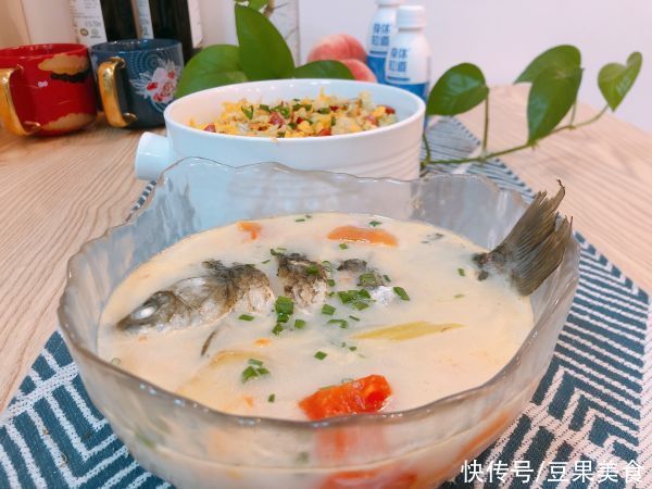 土鲫鱼|这道回归~超鲜的木瓜鲫鱼汤一上桌，我的筷子就没停过