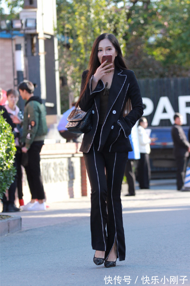 休闲 休闲西装套装的穿搭,既鲜明又洋气,呈现出了层次十足的效果