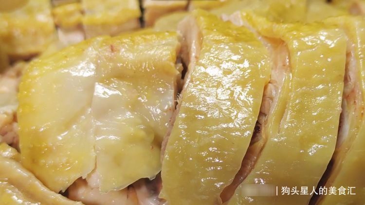 把整只鸡放到盐水中一泡,出锅皮脆肉嫩,不柴不腥,实在太厉害了