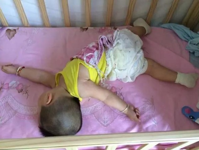 睡眠|宝宝睡姿“千奇百怪”,妈妈每次掀被子都像拆盲盒:这是练什么功