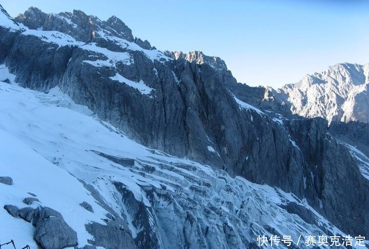 青山翠湖，花开满眼。苍山洱海，春在云南。