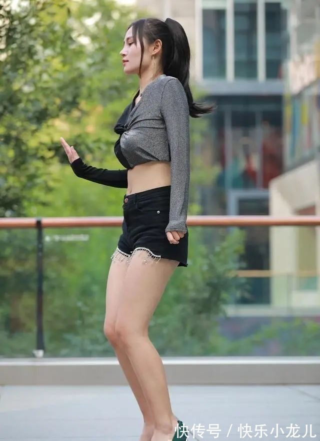 宽松 黑白条纹宽松上衣搭配灰色条纹打底裤,拉长身材比例,窈窕淑女范