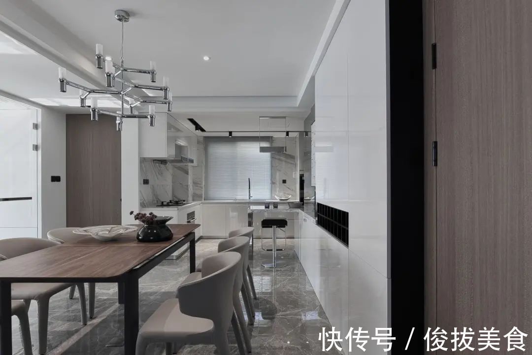 优雅|180㎡现代简约,卫生间用玻璃墙?设计太大胆!是否有点奔放?