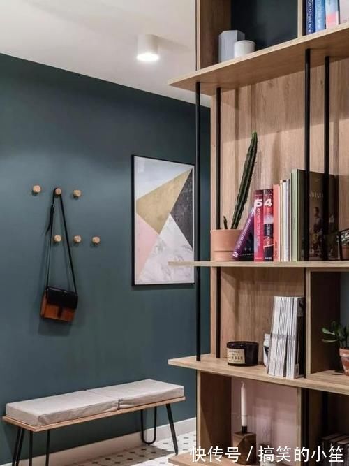 隔断|66㎡两居,以储物柜做隔断,以墨绿和原木配色,实用的文艺范儿