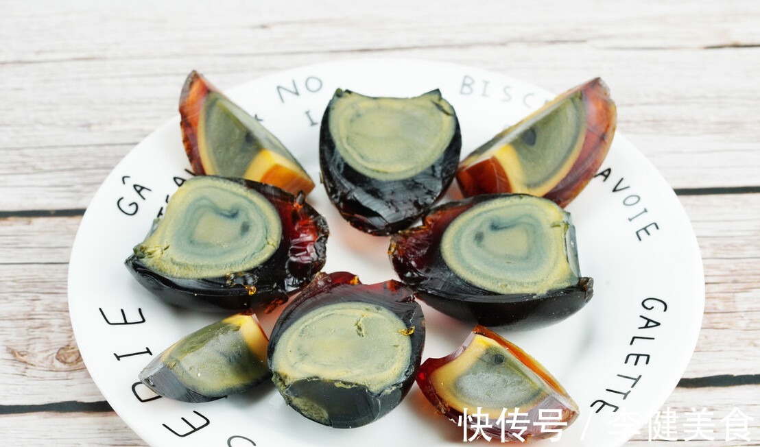 切皮蛋|做凉拌皮蛋有技巧,要想好吃入味还不腥,3种调料不可缺少
