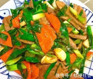 面色|胡萝卜和它一起炒,女性每天来几口,面色白皙红润,眼睛更明亮